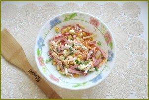 Салат с копченой колбасой, кукурузой и морковью - фото шаг 8