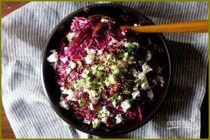 Салат с красной капустой, финиками и фетой - фото шаг 4