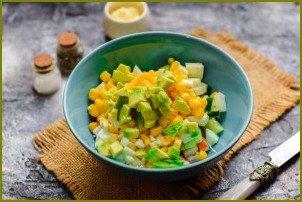 Салат с кукурузой, авокадо и крабовыми палочками - фото шаг 5