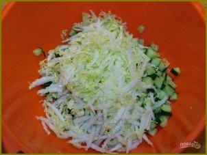 Салат с кукурузой, огурцами и помидорами - фото шаг 2