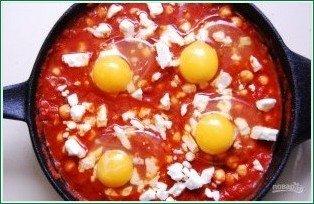 Яйца в томатном соусе с нутом