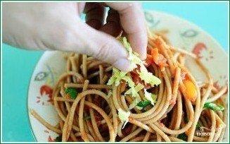 Спагетти с помидорами и чесноком
