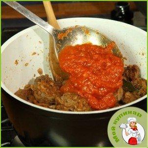 Гуляш из говядины с томатной пастой - фото шаг 4