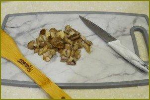 Салат с маринованными грибами - фото шаг 2