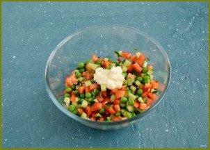 Салат с перцем и зеленым горошком - фото шаг 4
