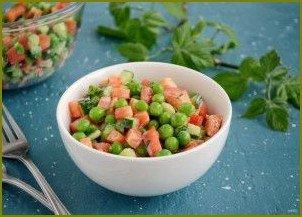 Салат с перцем и зеленым горошком - фото шаг 5