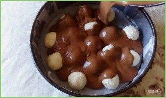 Рецепт шоколадного пирога с творожными шариками - фото шаг 11