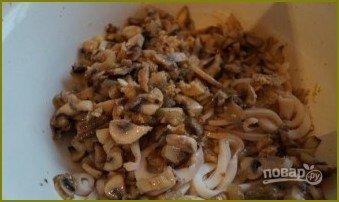Салат с грибами, кальмарами и сыром - фото шаг 6