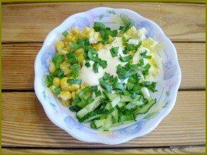 Салат с огурцом и кукурузой - фото шаг 6