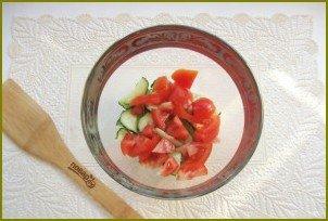 Салат с помидорами, огурцами и сухариками - фото шаг 3