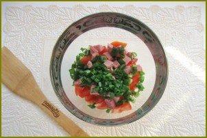 Салат с помидорами, огурцами и сухариками - фото шаг 5