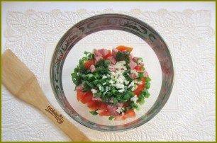 Салат с помидорами, огурцами и сухариками - фото шаг 6