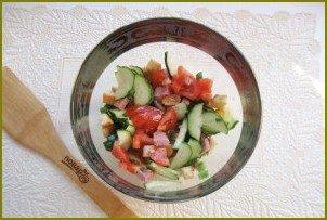 Салат с помидорами, огурцами и сухариками - фото шаг 8