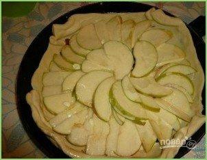 Торт на сковороде с яблоками и изюмом - фото шаг 6