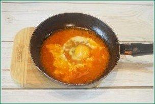 Жареные яйца в томатном соусе с тостами