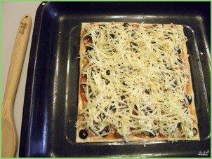 Пицца из слоеного теста в духовке - фото шаг 8