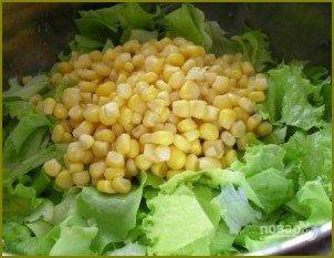 Салат с сухариками и кукурузой - фото шаг 5