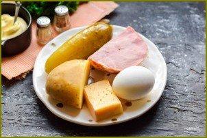 Салат с ветчиной, сыром и солеными огурцами - фото шаг 1