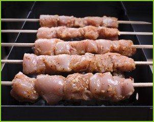 Рецепт шашлыка из курицы в чесночно-луковом маринаде - фото шаг 6