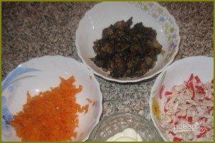 Салат с жареными крабовыми палочками и грибами - фото шаг 3