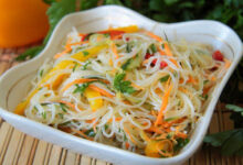 Салат с фунчозой, огурцом и перцем