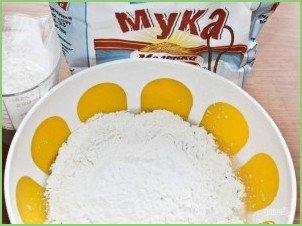 Сливовый пирог с творогом - фото шаг 4