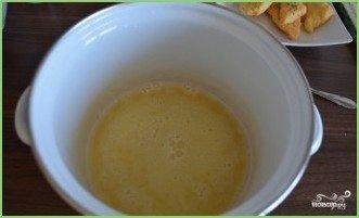 Дрожжевые оладьи на кислом молоке - фото шаг 1