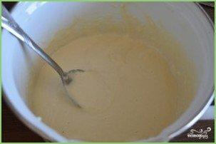 Дрожжевые оладьи на кислом молоке - фото шаг 2