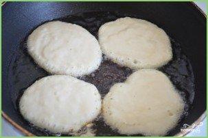 Дрожжевые оладьи на кислом молоке - фото шаг 3