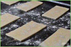 Язычки из слоеного дрожжевого теста - фото шаг 2