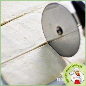 Круассаны с шоколадом из слоеного теста - фото шаг 2