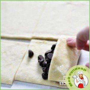 Круассаны с шоколадом из слоеного теста - фото шаг 4