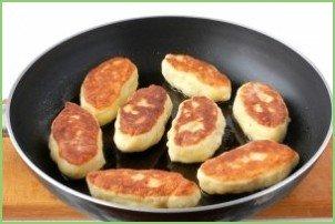 Пирожки с грибами и картошкой жареные - фото шаг 9