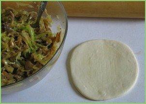 Пирожки с капустой и грибами - фото шаг 4