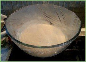 Пирожки с творогом и изюмом из дрожжевого теста - фото шаг 2