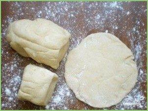 Пирожки с вареной сгущенкой - фото шаг 2