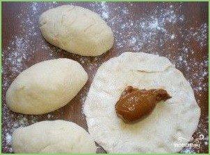 Пирожки с вареной сгущенкой - фото шаг 3