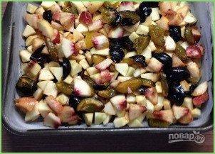 Шарлотка с яблоками и сливами - фото шаг 11