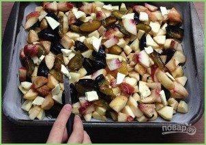 Шарлотка с яблоками и сливами - фото шаг 12