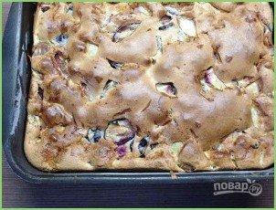 Шарлотка с яблоками и сливами - фото шаг 14