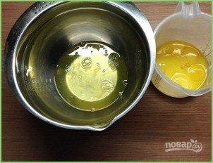 Шарлотка с яблоками и сливами - фото шаг 2