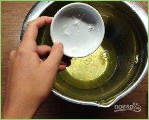 Шарлотка с яблоками и сливами - фото шаг 3