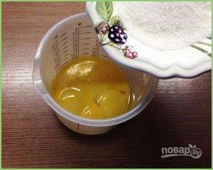 Шарлотка с яблоками и сливами - фото шаг 4