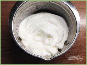 Шарлотка с яблоками и сливами - фото шаг 5