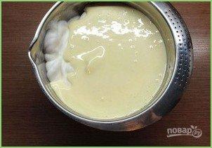 Шарлотка с яблоками и сливами - фото шаг 6