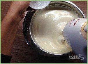 Шарлотка с яблоками и сливами - фото шаг 7