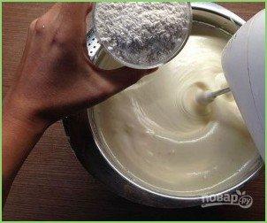 Шарлотка с яблоками и сливами - фото шаг 8