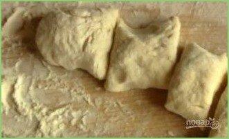 Жареные пирожки с вишней на кефире - фото шаг 4