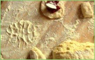 Жареные пирожки с вишней на кефире - фото шаг 5