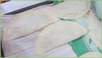 Чебуреки на сковороде - фото шаг 3